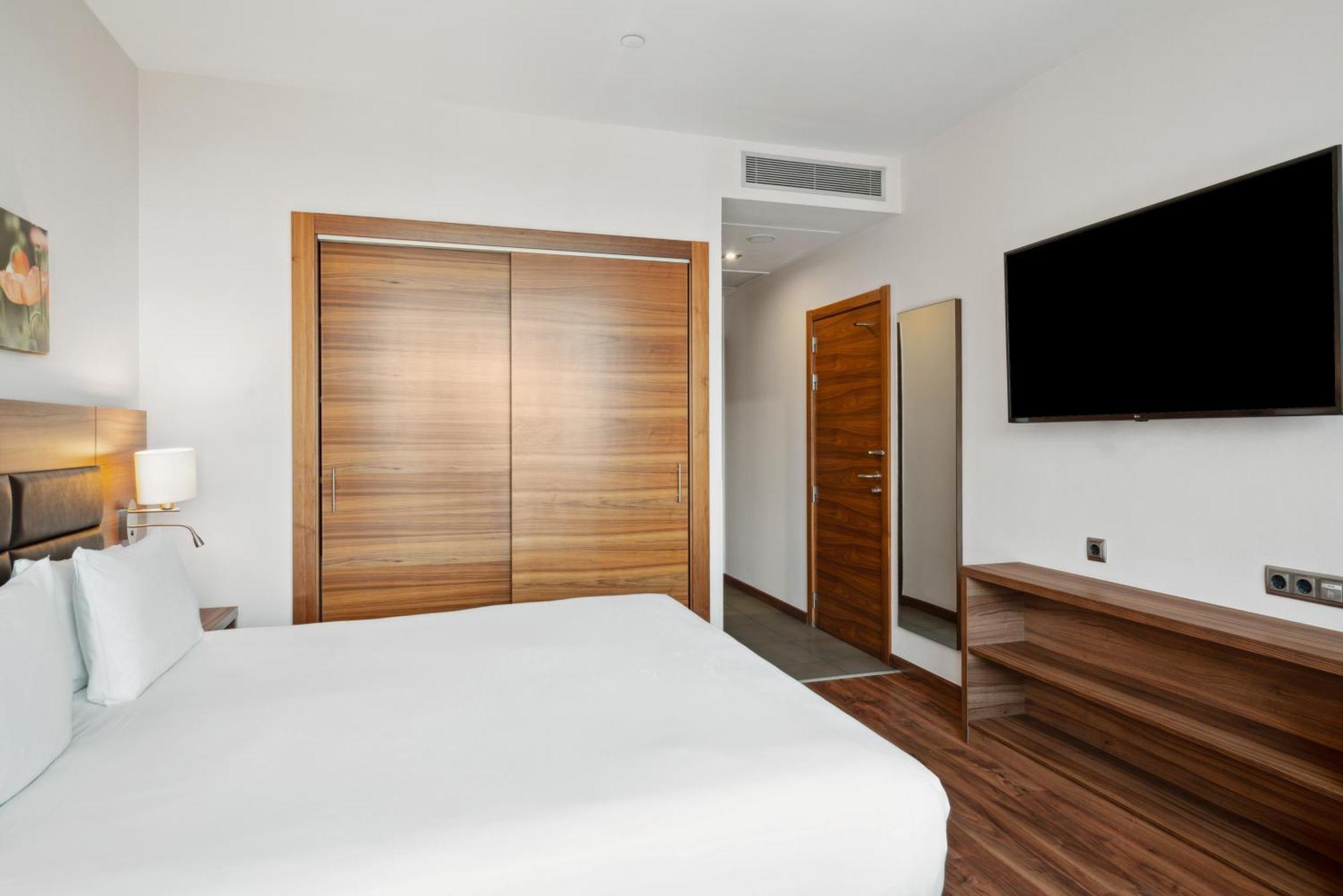 Habitación con cama extragrande.