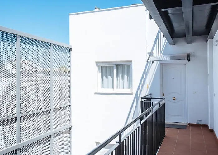 Hotel cerca del colegio: Triana Home - Free Parking