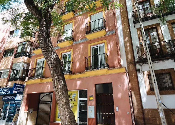 Hotel cerca del colegio: Triana Home - Free Parking